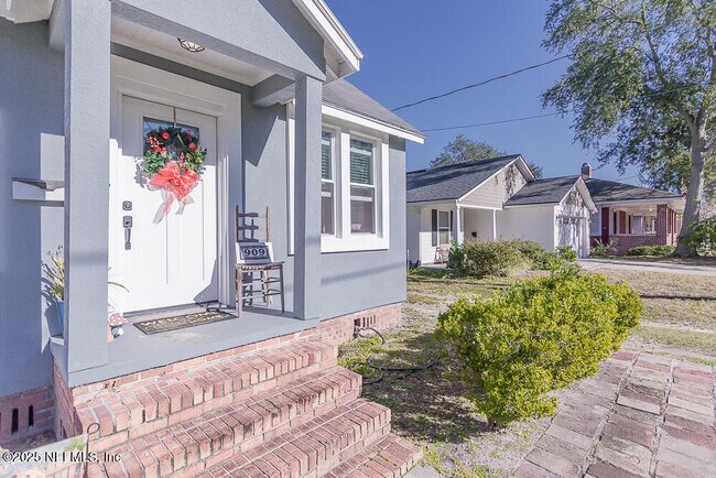 Photo - 909 Talbot Ave