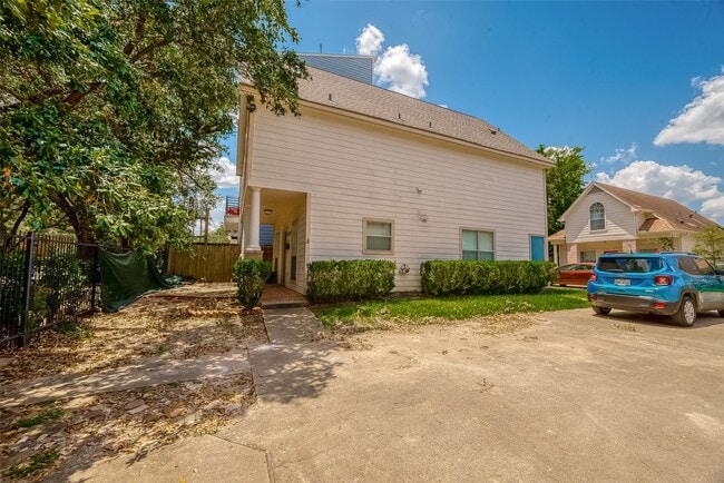2810 Austin St