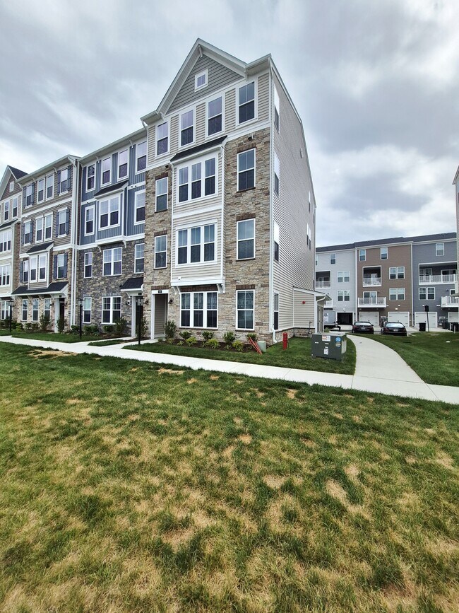 Building Photo - 648 Brookwood Glen Terrace