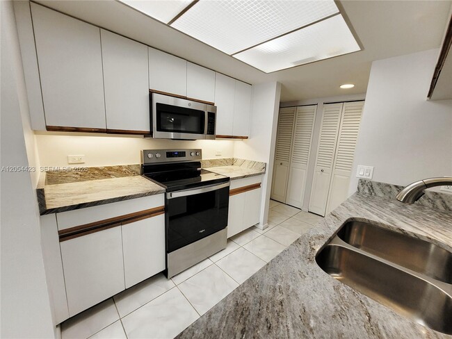 Photo - 7523 Greenlake Way