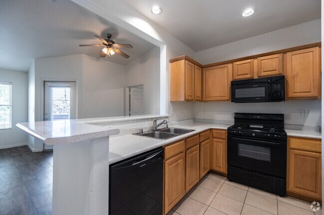 2BR, 2BA - 928SF - Kitchen