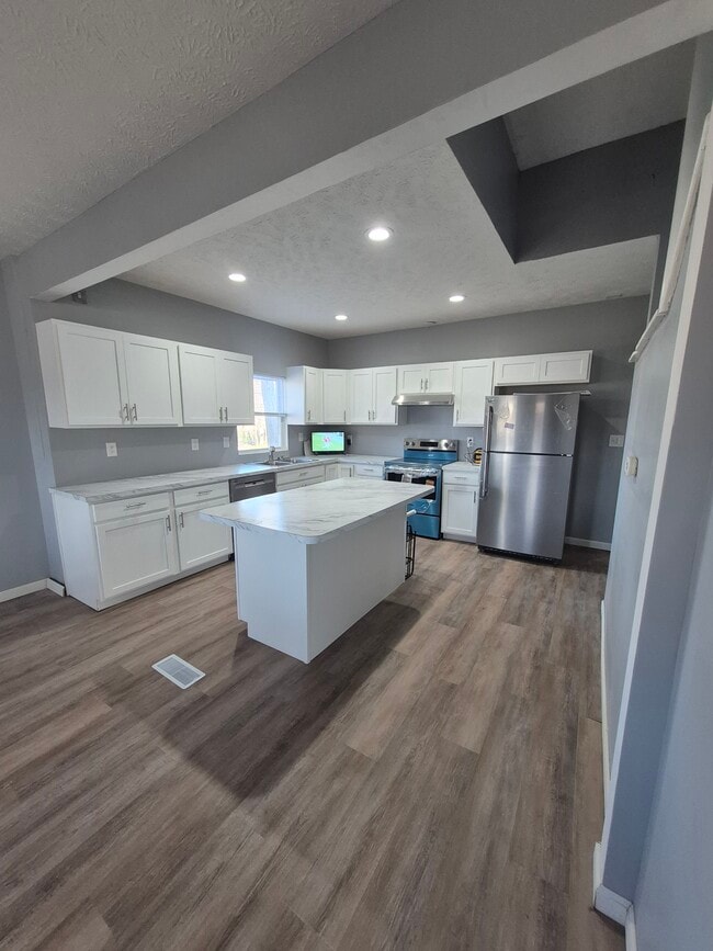 Building Photo - 302 Maple St