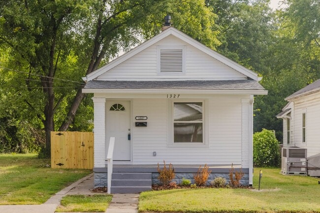 Building Photo - Beautiful Renovated 3 Bedroom and 2 Bathro...