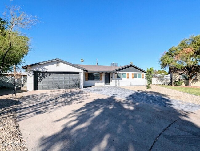 Photo - 121 N Flint Cir