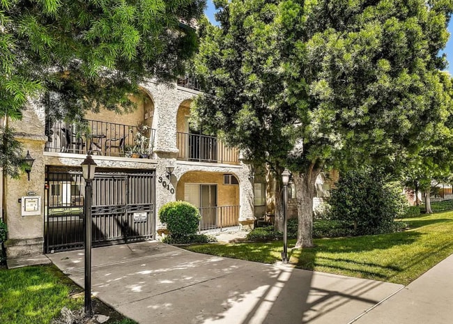 Photo - 3010 Montrose Ave Unidad 28