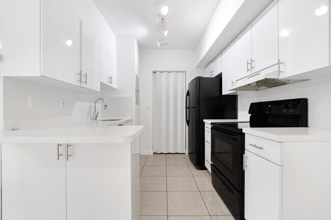 Building Photo - SPACIOUS 2/2 Unit 201 Rental