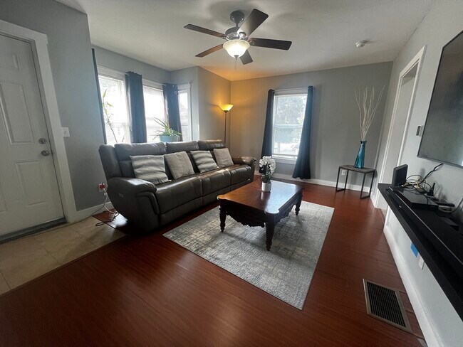 Photo - 195 Broad St