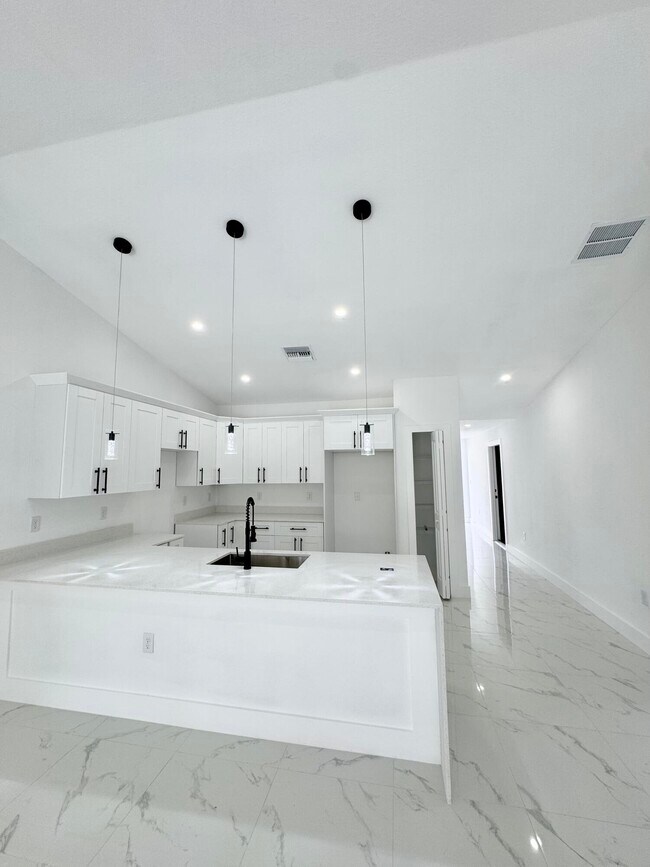 Photo - 670 Chemstrand St E