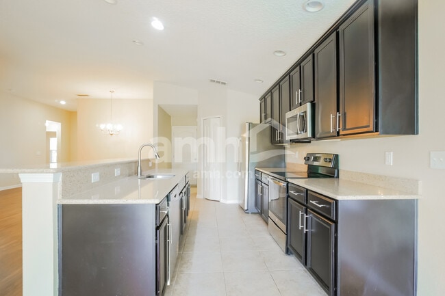 Photo - 372 W New England Dr