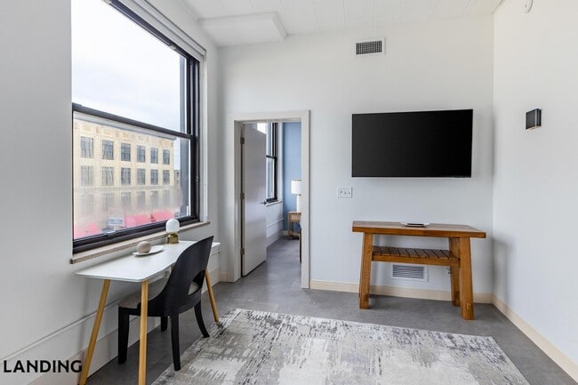 Photo - 5000 Euclid Ave Unidad 304