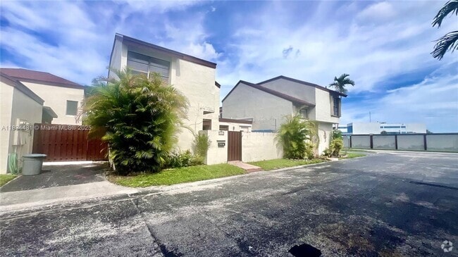 Building Photo - 9807 NW 4th Terrace Unit 9807 Rental
