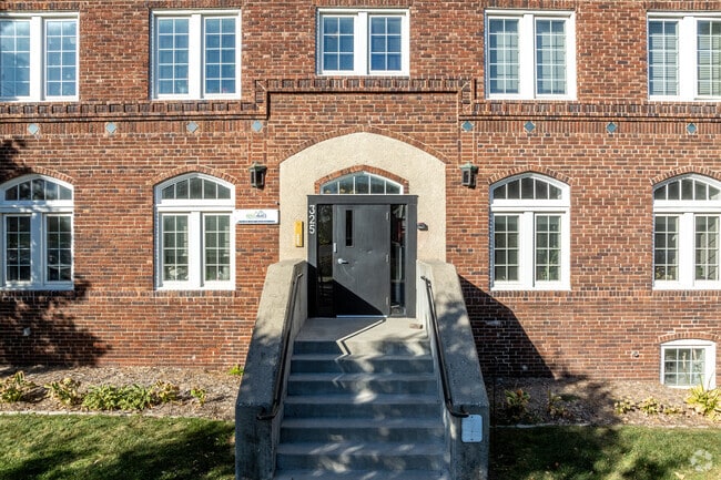 325 Welch Ave