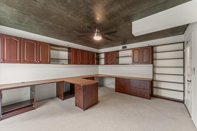 Building Photo - 1005 S Shepherd Dr Unit 210