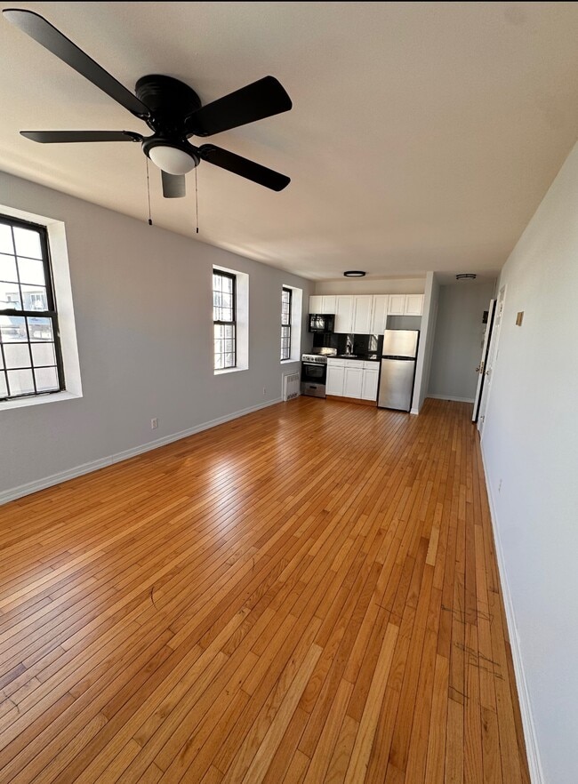 Building Photo - 890 W Beech St