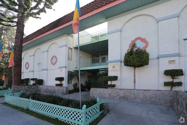 Photo - Canoga Plaza Apartments