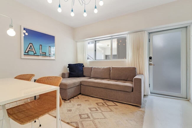 Building Photo - 250 Collins Ave Rental