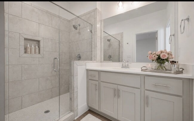 Photo - 3 bedroom with fenced in backyard!