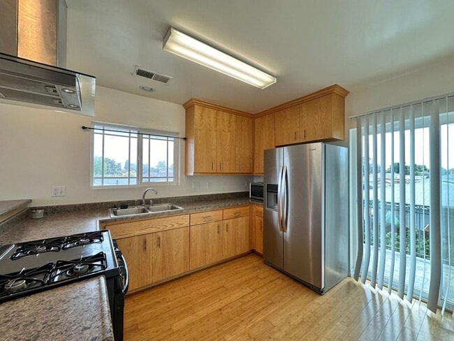 Photo - Upstairs 1 Bedroom with tons of Sunshine and Large Balcony!