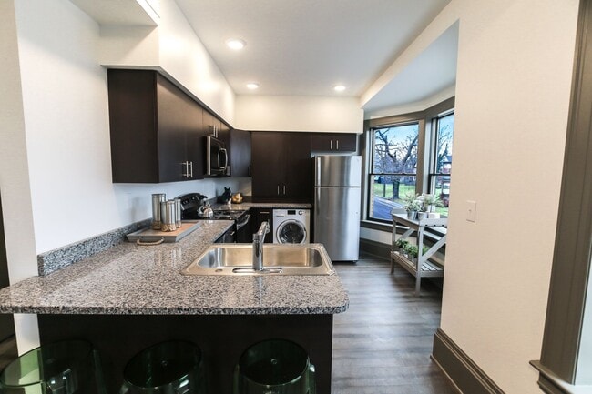 Photo - 616 Niagara St