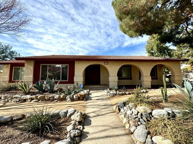 Building Photo - Beautiful Single-Story Claremont Home | Spacious Floor Plan | Indoor Laundry | Prime Location