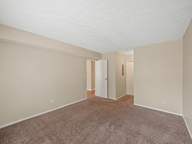 Cozy Bedroom - Ardsley Ridge Apartments in Reynoldsburg, OH