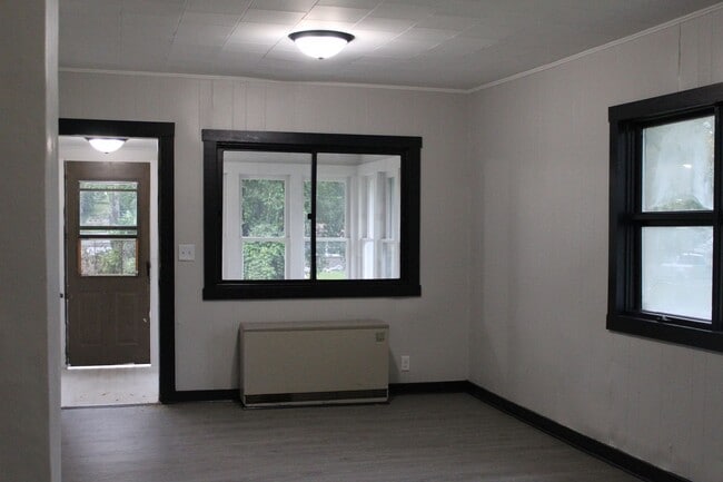 Photo - 405 Lindoo Ave E