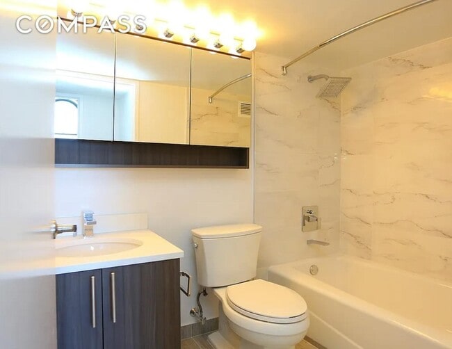 Photo - 666 Greenwich St