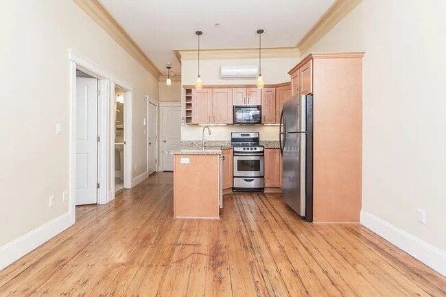 Building Photo - 263 Newbury St Unit 2