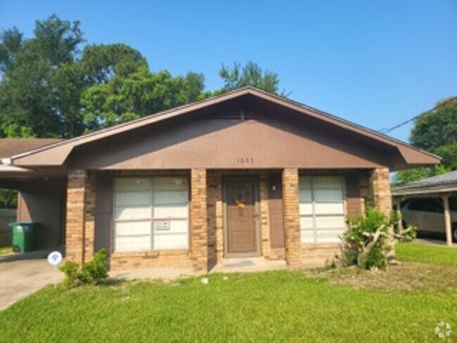 Building Photo - 3 BEDROOM READY TO MOVE-IN Rental