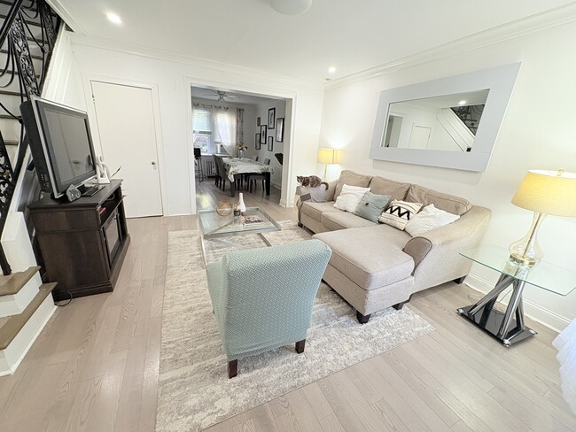 Photo - 423 Naomi St