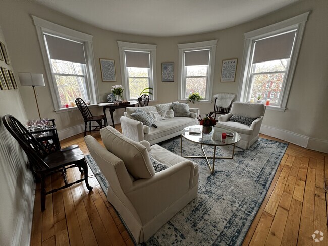 Building Photo - 1824 Beacon St Unit 5 Rental