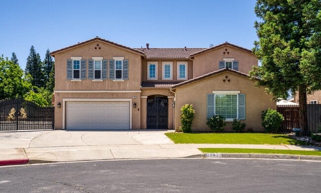 Building Photo - Perfect 6/3 Clovis Home for Large Family!