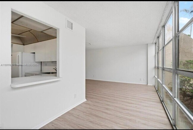 Photo - 2001 Atlantic Shores Blvd Unidad 109