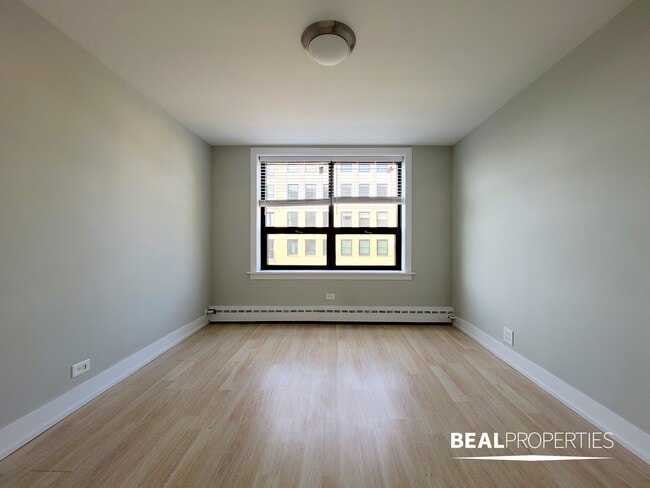 Building Photo - 443 W Wellington Ave Unit 1 Bed