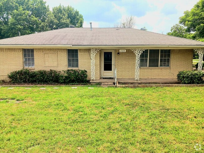 Building Photo - LOVELY 3 Bedroom, 2 bathroom House w Firep...