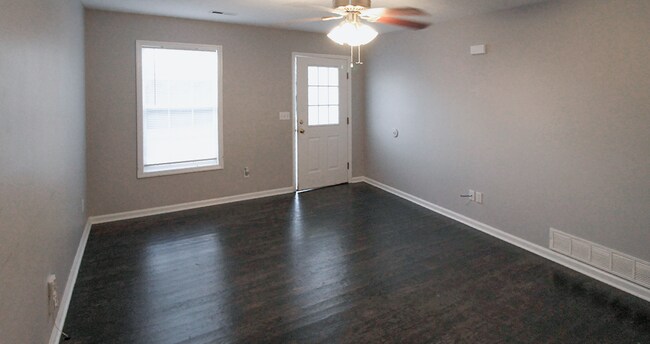 Photo - 561 Hampton Way