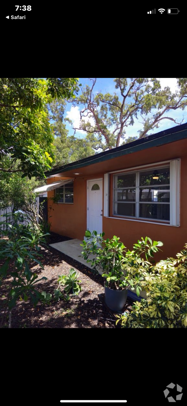 Building Photo - 4920 SW 28th Ter Unit 3 bedroom Rental