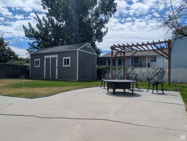 Photo - 475 W 2400 S