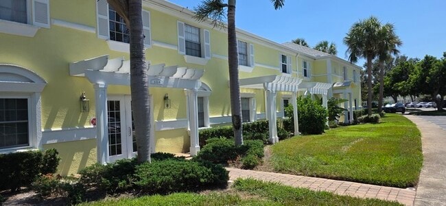 Building Photo - 108 Pompano Dr SE Unit # D Rental