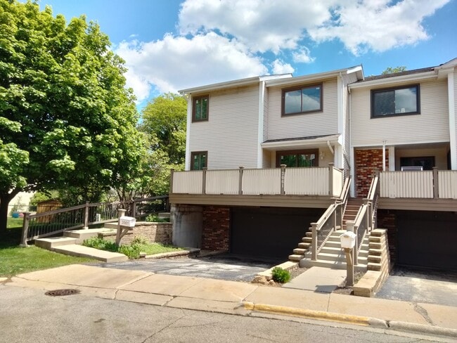 Building Photo - 3061 Pheasant Creek Dr