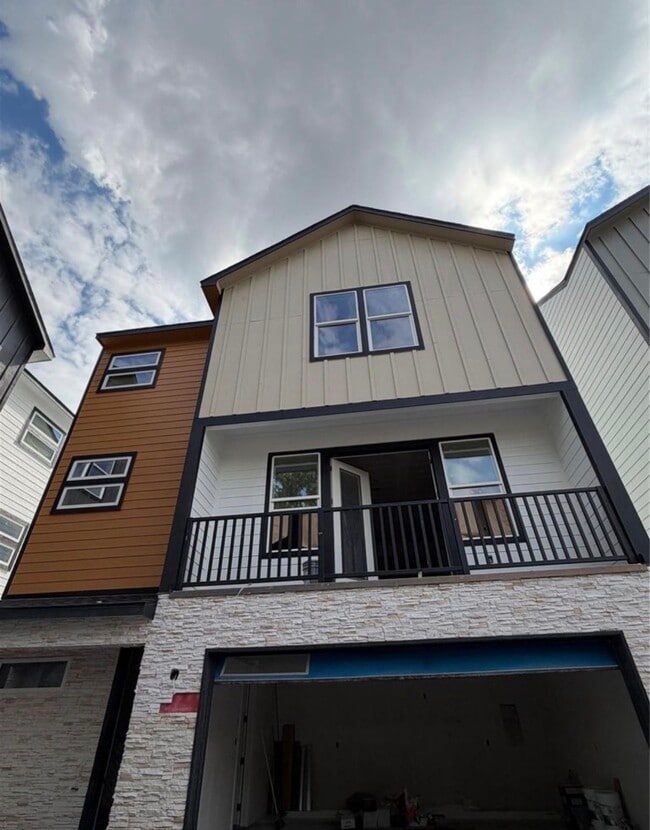 Photo - 2711 Berry St