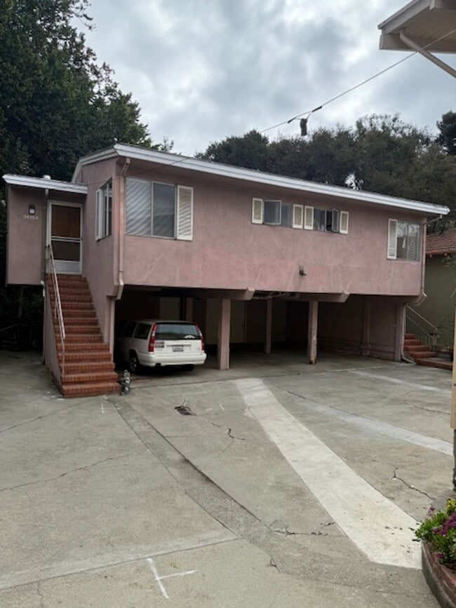 Building Photo - 5428 Claremont Ave Unit 5428A Claremont Ave