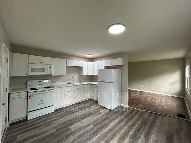 Photo - 1833 Drake Dr