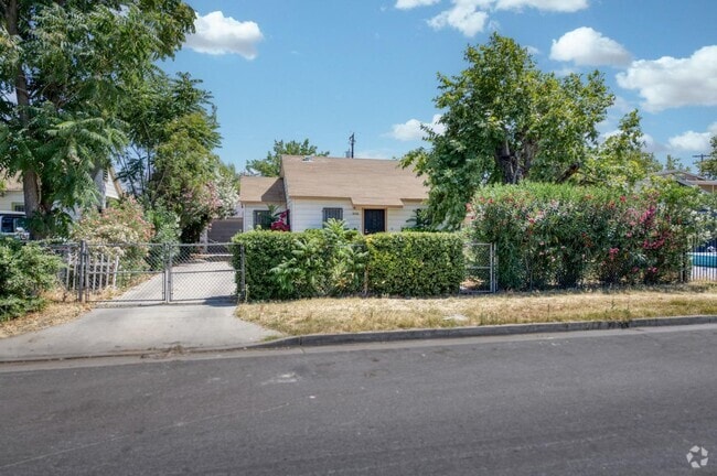 Building Photo - 3518 E Clay Ave Rental