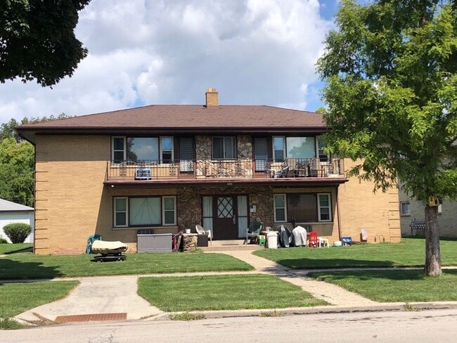 Building Photo - Charming & Bright 2-Bedroom Apartment in Milwaukee's Fairview Neighborhood! Unit Apt #3