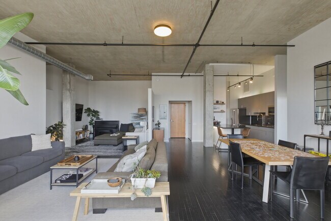 Photo - 900 N Kingsbury St Unidad 1166