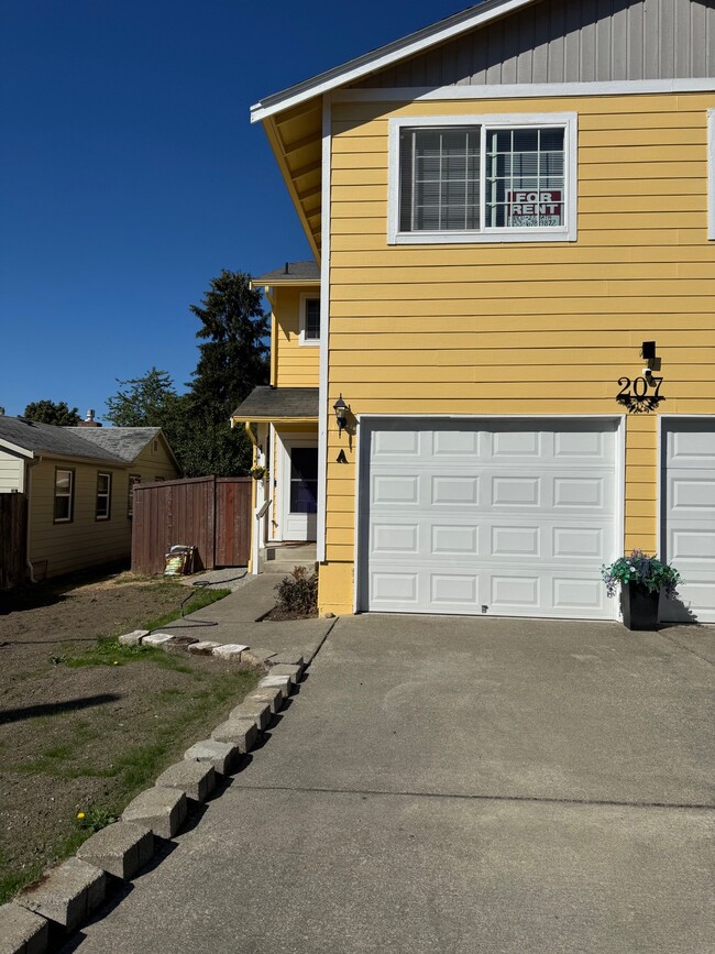 Building Photo - 207 Kansas St SW Rental