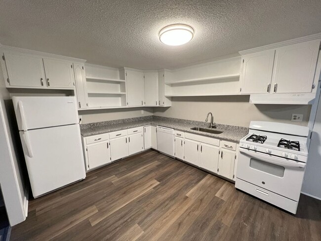 Freshly Remodeled 3 Bedroom Home Near Down... - Freshly Remodeled 3 Bedroom Home Near Down...