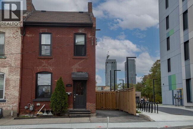 Photo - 116 Bay St N