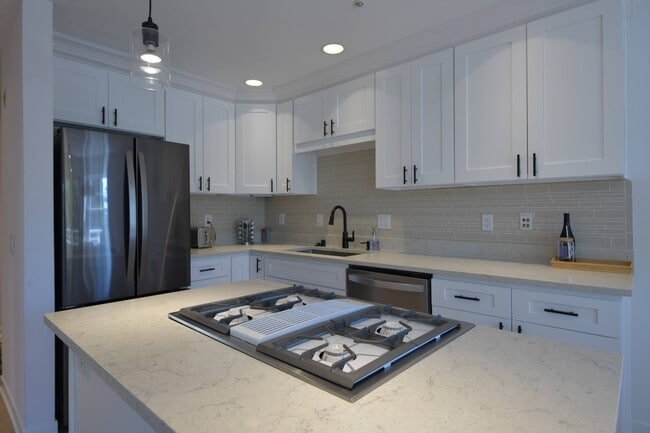 Building Photo - 1008 6th Ave N Unit 203